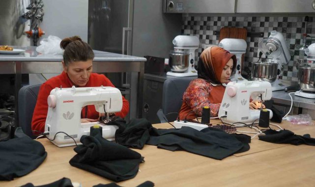 Asrın felaketinde Kastamonulu kadınlar, polar mont dikimine başladı