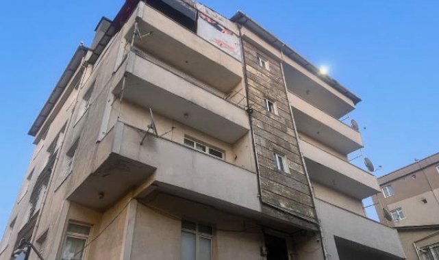 Ataşehir'de yangın söndürülürken çekyatın içinde kadın cesedi bulundu