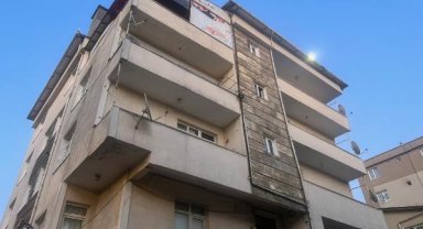 Ataşehir'de yangın söndürülürken çekyatın içinde kadın cesedi bulundu