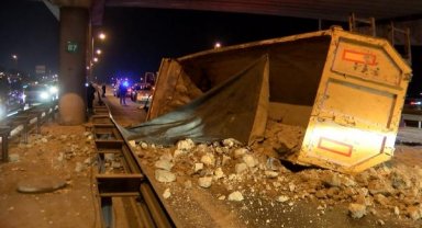 Avcılar TEM'de dorsesi açılan hafriyat kamyonu üst geçide çarptıktan sonra dervrildi