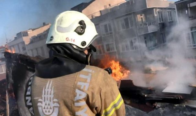 Avcılar'da 4 katlı binanın çatısında yangın