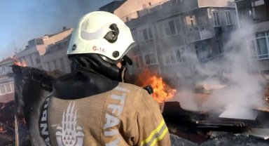 Avcılar'da 4 katlı binanın çatısında yangın