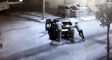 Avcılar'da çalıştıramadıkları otomobili iterek çalan şüpheliler yakalandı