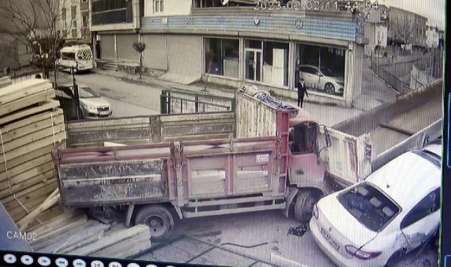 Avcılar'da damperli kamyon, otomobil ve kamyonete çarptı