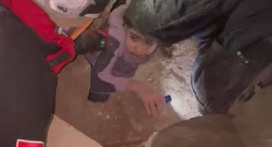 Ayaz ile ablası Ece Su'nun enkazdan kurtarılma anı kamerada