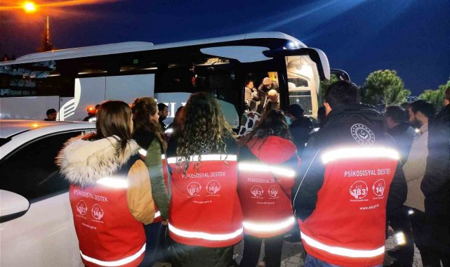 Aydın'a gelen depremzedelere destek oluyorlar