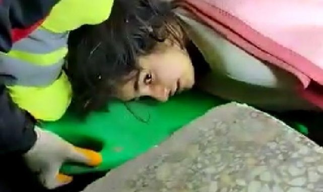 Ayşegül, 86'ncı saatte enkazdan kurtarıldı