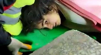 Ayşegül, 86'ncı saatte enkazdan kurtarıldı