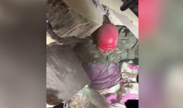 Azerbaycan ekibi, Fatma'yı 120'nci saatte enkazdan sağ çıkardı