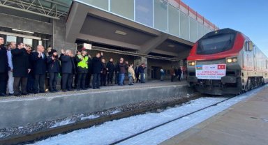 Azerbaycan'dan gönderilen yardım treni Kars'a ulaştı