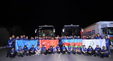 Azerbaycan'ın gönüllü gençleri deprem bölgesinde gece gündüz çalışıyor