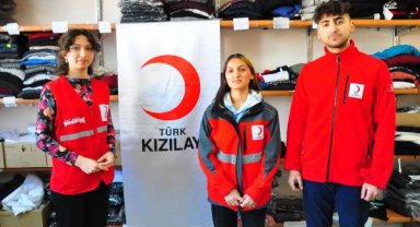 Azerbaycanlı öğrenciler, depremzedeler için gönüllü çalışıyor