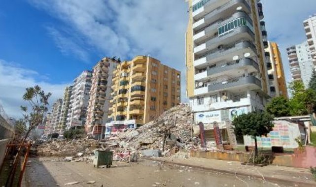 Baba- oğul, yarısı yıkılan binanın enkazında; risk nedeniyle 6 gündür çalışma yok