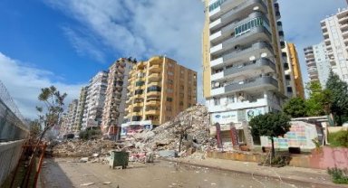 Baba- oğul, yarısı yıkılan binanın enkazında; risk nedeniyle 6 gündür çalışma yok