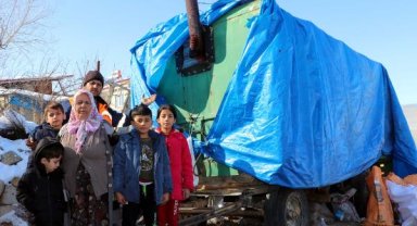 Babalarını depremde kalp krizinden kaybeden aile, traktör römorkunu eve dönüştürdü