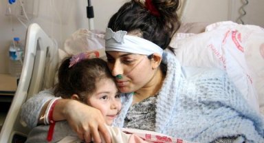 Babası ve 2 kızını kaybeden depremzede anne ile hayatta kalan tek kızı hastanede buluştu