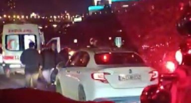 Bağcılar TEM Otoyolu'nda yolun karşısına geçmeye çalışan kadına otomobil çarptı
