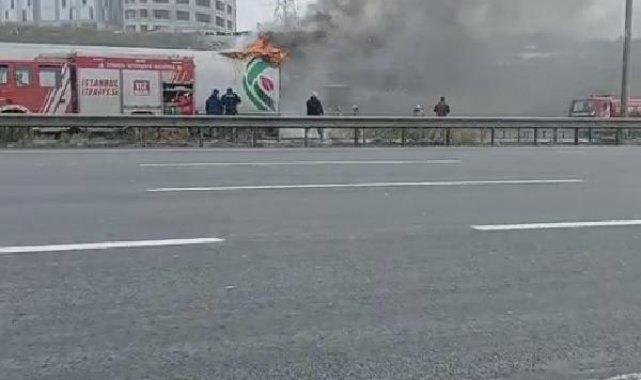Bağcılar'da plastik sandalye yüklü TIR'da yangın