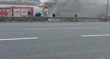 Bağcılar'da plastik sandalye yüklü TIR'da yangın
