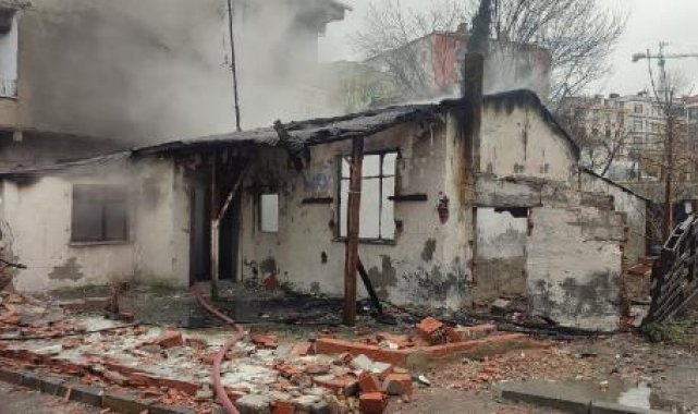 Bağcılar'da metruk gecekondu alev alev yandı