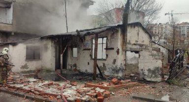 Bağcılar'da metruk gecekondu alev alev yandı
