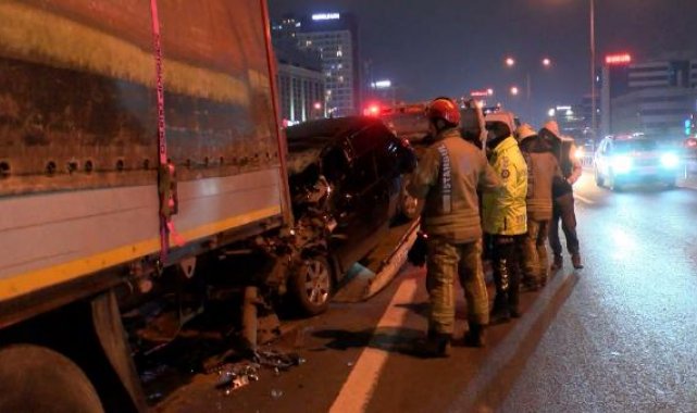 Bağcılar'da otomobil TIR'a çarptı: 5 yaralı