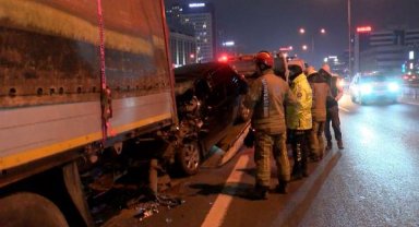 Bağcılar'da otomobil TIR'a çarptı: 5 yaralı