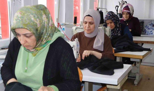 Bağışlanan kumaşlarla depremzedelere kışlık eşofman takımı üretiyorlar