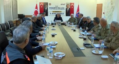 Bakan Akar, Osmaniye'de depremzedelerle bir araya geldi