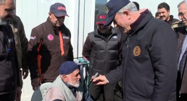 Bakan Akar, selam ileten Kore gazisi depremzedeyi Soylu ile görüştürdü