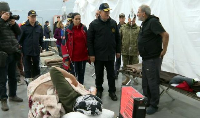 Bakan Akar, TCG Sancaktar'daki depremzedeleri ziyaret etti