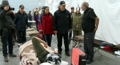Bakan Akar, TCG Sancaktar'daki depremzedeleri ziyaret etti
