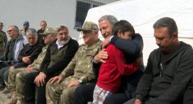 Bakan Akar'dan 326 kişiyi kurtaran Mehmetçiğe tebrik ziyareti