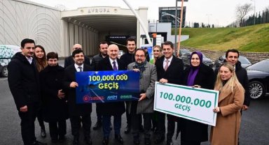 - Bakan Karaismailoğlu'ndan Avrasya Tüneli'nden geçen 100 milyonuncu aracın sürücüsüne hediye