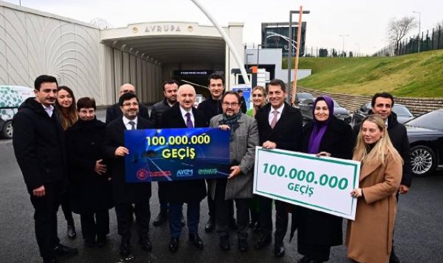 Bakan Karaismialoğlu'ndan Avrasya Tüneli'nden geçen 100 milyonuncu araca hediye