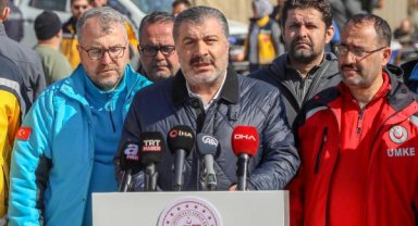 Bakan Koca: Deprem bölgesinde 140 bin sağlık personeli görev yapıyor