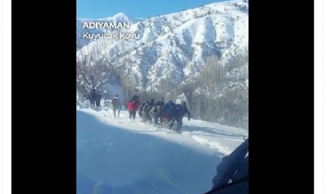 Bakan Koca: Enkazdan çıkarılan 2 kadın, ambulans helikopterle hastaneye kaldırıldı