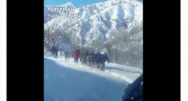 Bakan Koca: Enkazdan çıkarılan 2 kadın, ambulans helikopterle hastaneye kaldırıldı