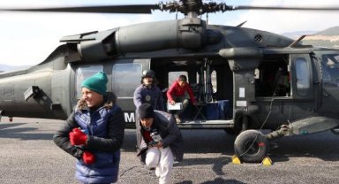 Bakan Kurum, depremzede çocukları helikoptere bindirdi