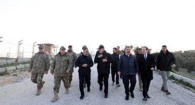 Bakanlar Akar ile Koca, Antakya ve Altınözü'ndeki depremzedelerle bir araya geldi