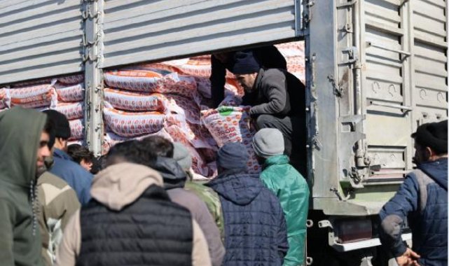 Bakanlıktan depremden etkilenen hayvanlara yem ve mama desteği