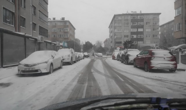 Bandırma'da kar yağışı etkili oldu