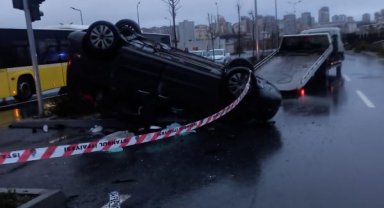 Başakşehir'de hafif ticari araçlar çarpıştı; 1 ölü 2 yaralı