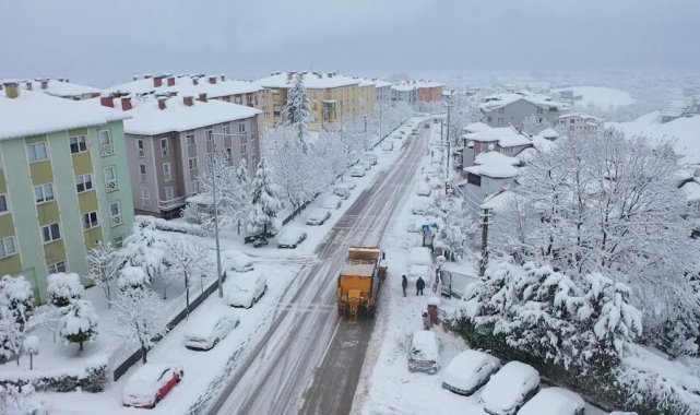 Başiskele'de karla mücadele devam ediyor