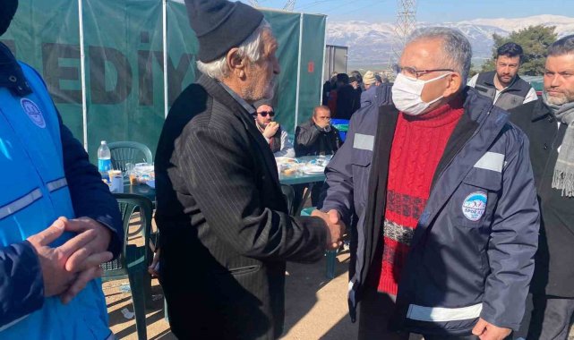 Başkan Büyükkılıç, deprem bölgesinde sıcak yemek ve çorba dağıttı