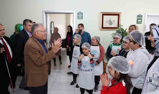 Başkan Büyükkılıç, özel çocuklarla hamburger yaptı