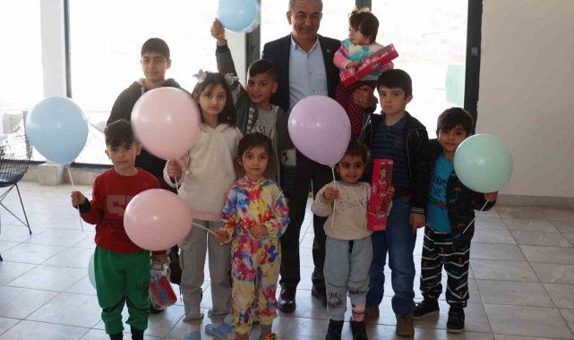 Başkan Kaplan depremzede çocuklara moral oldu