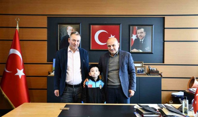 Başkan Oral, polis olmak isteyen çocuğa anlamlı sürpriz