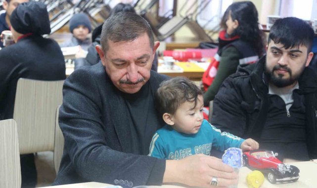 Başkan Vidinlioğlu, depremzede aileleri ziyaret etti