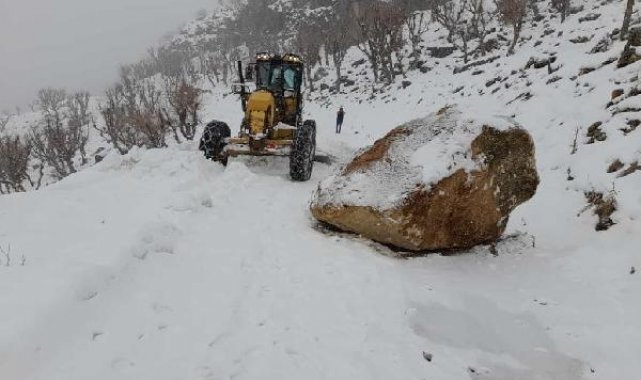 Batman'da 312 yerleşim yerine ulaşım yok; yola düşen kaya kaldırıldı
